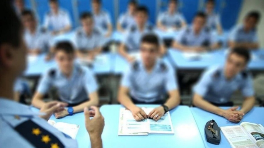 Sultanbeyli Davası'nda yargılanan askeri öğrenciler darbeden beraat etti. Çocukları şimdi örgüt üyesi diye yargılıyorlar. İddianameyi okuyunca şok geçirdim. Suçlamalar:

"İltisaklı dini kitapları okumak, göz ucuyla namaz kılmayı öğrenmek, dini kitaplarda parmak izleri bulunmak."