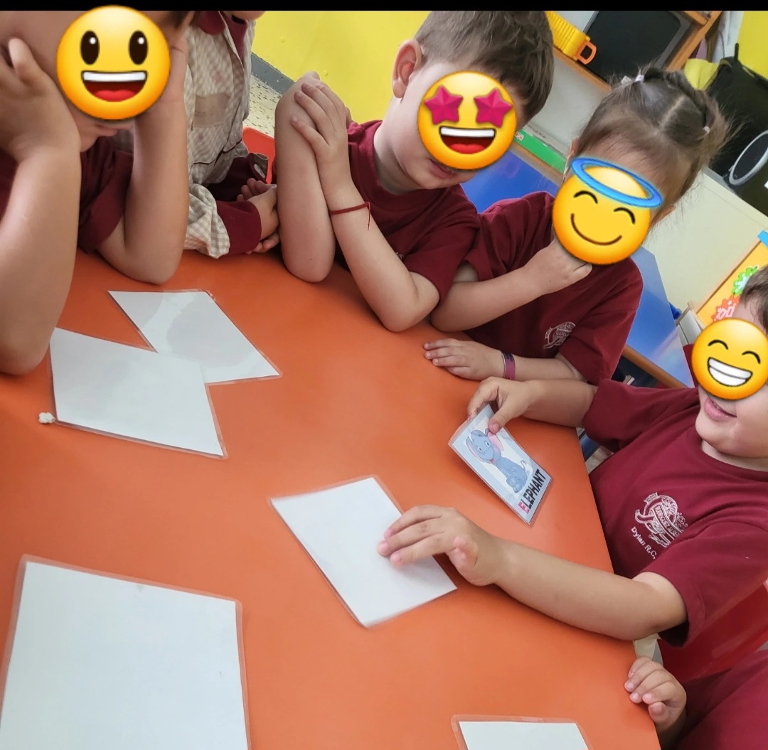 RodriguezAlbe02's tweet photo. ¡Menos mal que por fin es viernes! Los alumnos de infantil estábamos agotados de tanto aprender y jugar durante la semana.

Los de 5 años hemos estado practicando sumas y restas a través de material manipulativo.

Mientras, los de 3 años, ¡no hemos parado con el inglés! https://t.co/4h85CSs92l