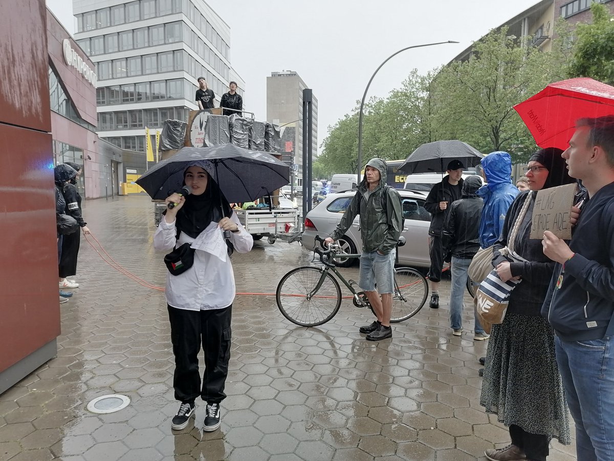 LNG - Unfortunately not awesome! 

Demonstration against the LNG-Forum of fossil fuel companies in Hamburg!

❤️☮️🌍🌏🌎💧🌳🌱🌿🌺🌼🏵️🌻🌞🦋

#fridaysforfuturehamburg #FightFor1Point5 #EndFossilFuels #PeopleNotProfit #DontGasAfrica #EndClimateImperialism #TomorrowIsTooLate