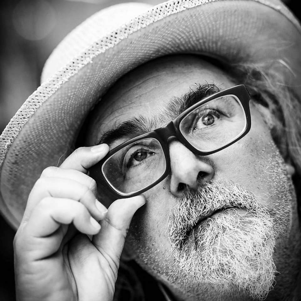 cleporati's tweet photo. Q.E.P.D. Erick Pohlhamer 

"HAY DÍAS ASÍ
Hay día así
Ásperos
Friccionados
Difíciles
Mustios
Angustiosos
Duros
Oscuros
Imposibles
Impasibles
Arduos
Culiaos
Días terribles
Infernales
Aciagos
Interminables
Enredosos
Asquerosos
Ominosos
Como túneles
Hay días túneles..." https://t.co/AkBOkqgL5X