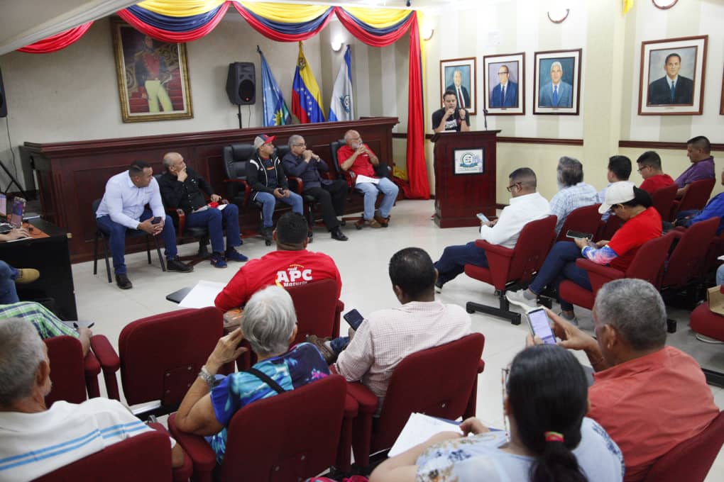 PartidoPSUV's tweet photo. Conatel y MPPCI realizan encuentro con las emisoras comunitarias de Monagas  https://t.co/IrEXT4olIF
#MaduroMásPueblo https://t.co/Vb2XXuHf80