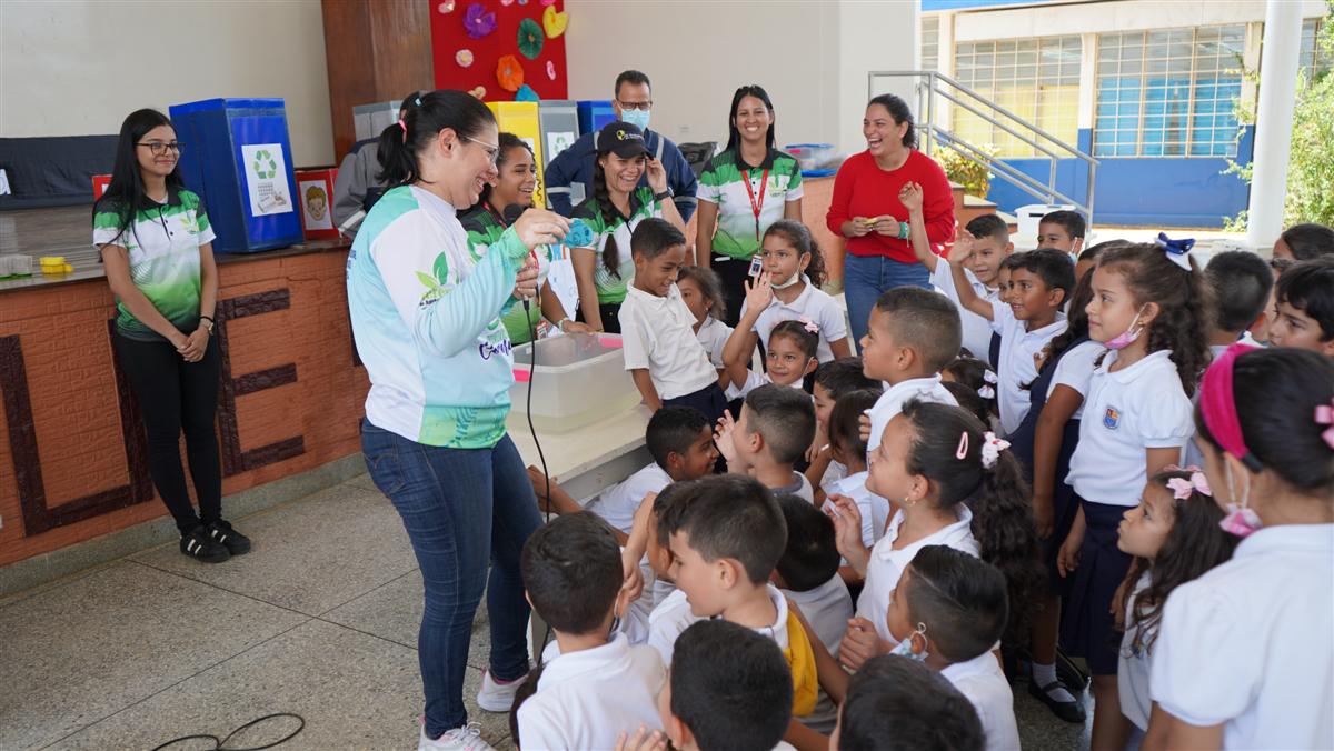 ⛹️🏆Las actividades iniciaron en la UEA 'Nicolás Curiel Coutinho' en el #DíaDeLaTierra con juegos ecológicos, continuó una semana después en Campo Médico donde 385 alumnos, desde inicial hasta 3er grado, aprendieron a reciclar a través de canciones, competencias y diversión.