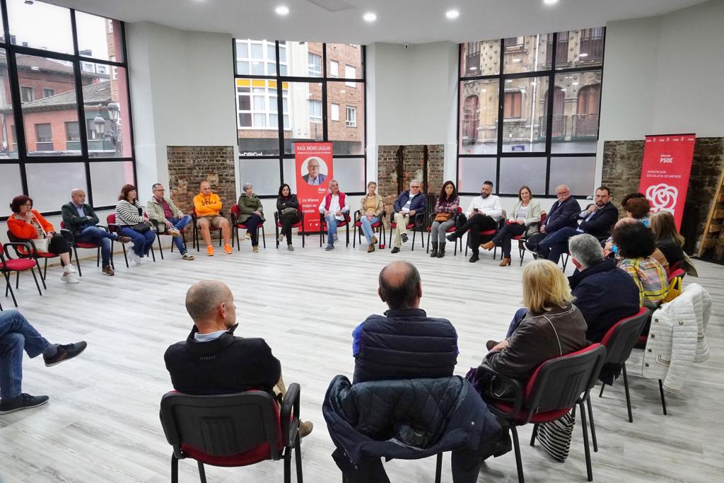 FSA_PSOE's tweet photo. Nuestro secretario general, presidente del Principado y candidato, @AdrianBarbon, ha visitado esta tarde Mieres acompañando al aspirante a la Alcaldía, @RaulMoroPSOE

Han recorrido las calles de la localidad y se han reunido con asociaciones de comerciantes, mostrando su compromiso con el sector

#LoQueVotasImporta 
#VotaBarbónPresidente 💙💛