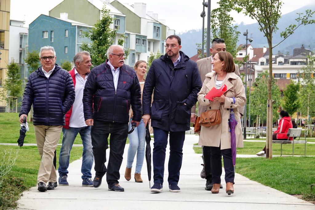 FSA_PSOE's tweet photo. Nuestro secretario general, presidente del Principado y candidato, @AdrianBarbon, ha visitado esta tarde Mieres acompañando al aspirante a la Alcaldía, @RaulMoroPSOE

Han recorrido las calles de la localidad y se han reunido con asociaciones de comerciantes, mostrando su compromiso con el sector

#LoQueVotasImporta 
#VotaBarbónPresidente 💙💛