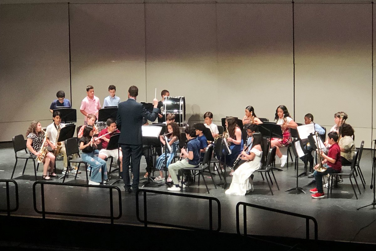 GlenCoveSchools's tweet photo. Connolly School held their 3rd and 4th Grade Spring Concert on May 15th. We are so proud of our talented musicians and grateful to their amazing music teachers, Courtney Sack, JoAnn Criblez, and Pasquale Iannelli. Congratulations to all! @GCSD_Arts @MissSackMusic #GlenCoveSD https://t.co/N4LyrSO6Z3