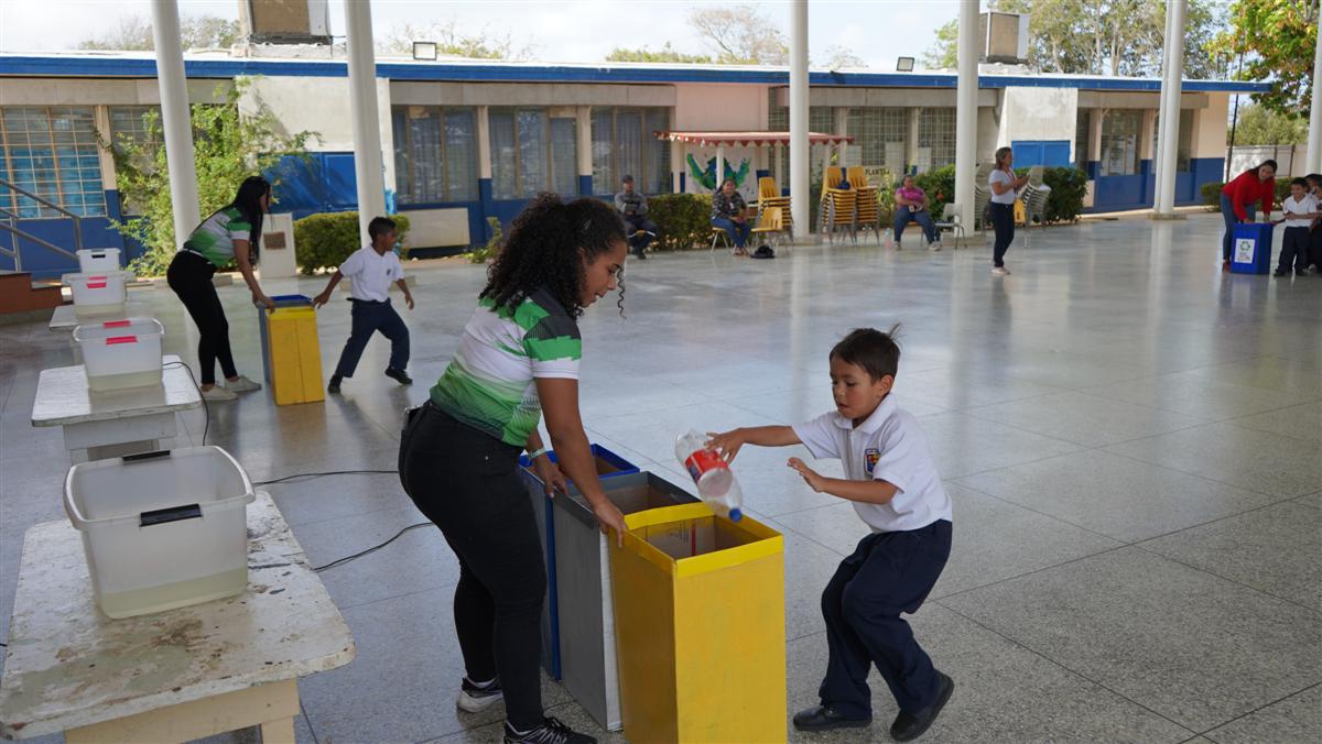 Las actividades iniciaron en la UEA 'Nicolás Curiel Coutinho' en el #DíaDeLaTierra con juegos ecológicos, continuó una semana después en Campo Médico donde 385 alumnos aprendieron a reciclar a través de canciones, competencias y diversión.
@TellecheaRuiz 
@NicolasMaduro
