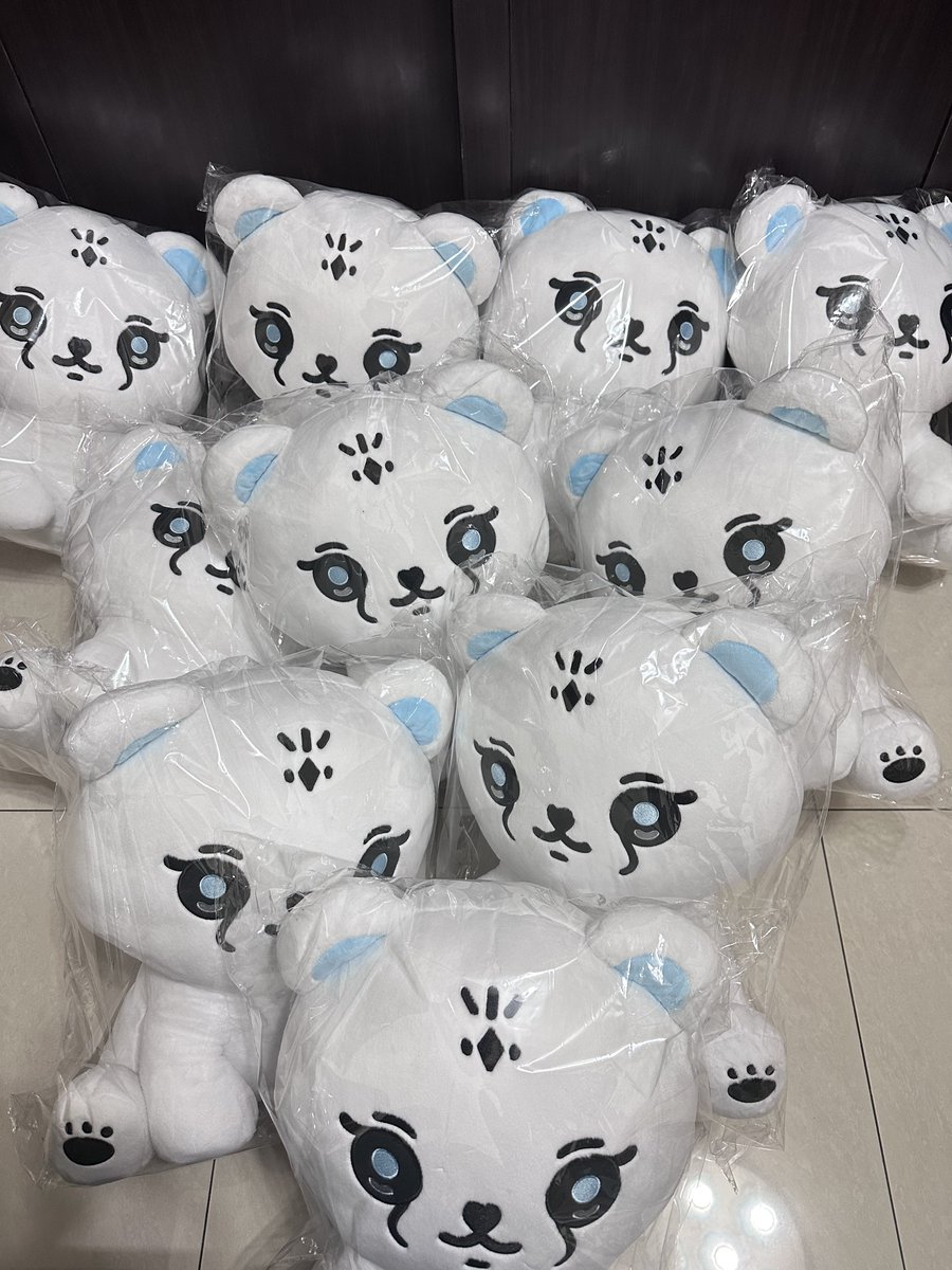 안녕하세요.지금은 플라스틱 포카홀더 빼고 모두다 제작 완성 했습니다. 기타상품 먼저 받아 원한신 분들 5월23일전 DM으로 전해주실 바람니다. 확인후에 5월25일부터 29일 까지 현장 수령 할 수 있습니다. 플라스틱 포카홀더의 배송시간이 정해자마자 공지 할겠습니다. 감사합니다.