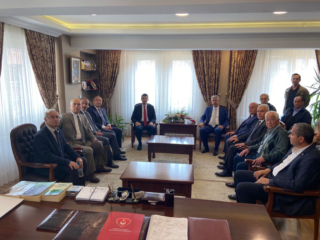 celebimehmeta's tweet photo. Türkiye Emekli Astsubaylar Derneği Genel Merkezini ziyaret ettim. Tazminatla ilgili Cumhur İttifakı olarak koyduğumuz iradenin arkasındayız. Silah arkadaşlarıma konukseverlikleri için teşekkür ediyorum. 

Dün olduğu gibi Türkiye Yüzyılı’nda da bir ve beraber yürüme kararlılığındayız. 
@DurgenHamza