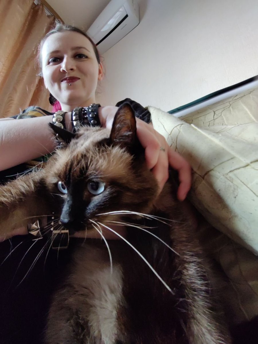 Котик Кроули (помогала спасать, выхаживать, передерживала, искала нового хозяина) как бы вещает "женщина, чо вам надо от котика, атпутите! Какое еще вместе жили, ничо не знаю, ничо не помню, памагитя"