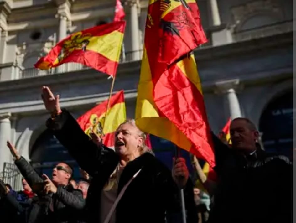 PSOEAlcaladeH's tweet photo. /❤️ @javiRpalacios "En la lista @ppdealcala va una persona de la que @JudithPiquet dice que es una persona que lleva la bandera del PP allá donde va. Es la que está en esta foto, haciendo el saludo fascista y con banderas franquistas. ¿Lo sabía?"
#PorAlcalá /❤️
#JavierAlcalde https://t.co/NsPEr2p7Yy