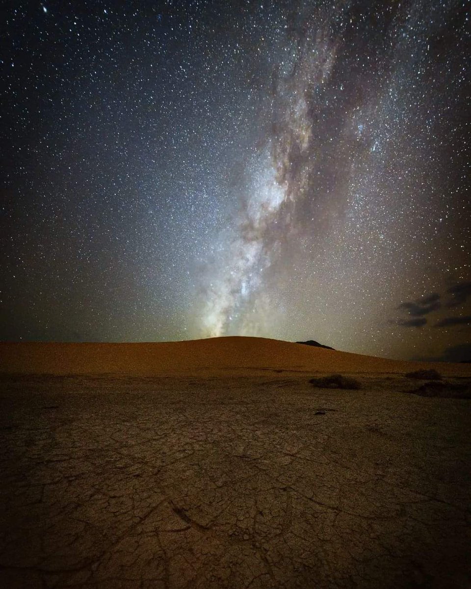 Quando contemplo le stelle nel Sahara, sento una profonda connessione con l'universo infinito che mi circonda.

- Isabelle Eberhardt -

#PensieroIndelebile

La duna di Moul N'Aga -
Tassili n'Ajjer, Algeria 

📷 ©Hichem Attallah

#ScrivoArte

#BuonaSerata