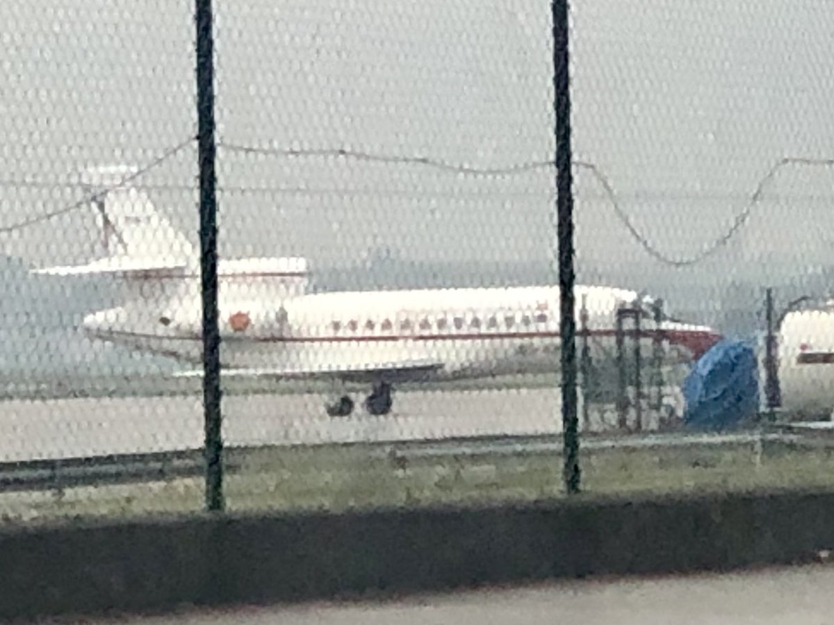 De camino a casa te topas con decenas de guardias civiles…y el famoso FALCON de Sánchez…quien veo que vino a Cantabria a un acto de su partido…esta fiesta la pagamos con dinero publico, utilizando sus privilegios presidenciales?