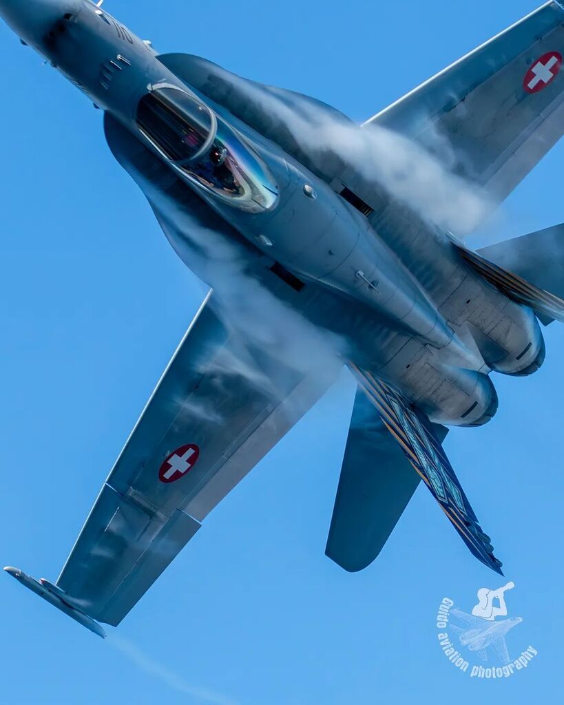 The rare phenomenon when you have too much zoom 😉 120mm was too close 🤣
#f18 #fa18 #axalp #wildgaerst
#wildgärst #f18hornet #fa18hornet #swissairforce
#inverted #MilitaryAviation instagr.am/p/CsjiVVBMR9U/