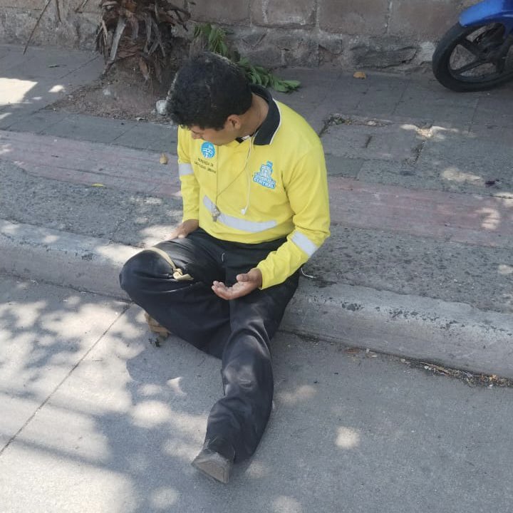 JorgeAldanaB's tweet photo. 🚨 A todas y todos los conductores de nuestro Distrito Central:

Hoy, Geovanny Zepeda, uno de nuestros valientes agentes de movilidad, fue atropellado mientras realizaba su trabajo en el Blvr. Resistencia Popular, frente a Pizza Hut. A pesar de que Geovanny indicó al conductor que se detuviera, no lo hizo.

Este no es un incidente aislado. La semana pasada, otro agente también fue atropellado. Estos sucesos nos recuerdan la responsabilidad compartida que todos tenemos al transitar por nuestras calles.

Los agentes de movilidad trabajan para mantener la seguridad y fluidez en nuestras vías, y necesitan de nuestra cooperación y respeto para poder realizar su labor de manera segura.

Por favor, estemos más atentos en la calle, respetemos las señales y recordemos que, al final del día, todos queremos llegar sanos y salvos a casa. 🙏🚦🚗