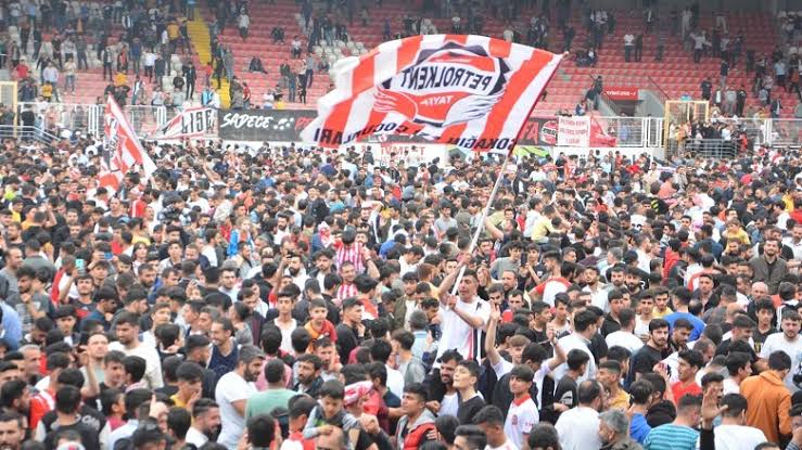 "Petrolspor yalnız değildir!"

Petrolspor Batman'dır. Yapılan haksızlık ilimizin hepsine yapılmıştır.

Şehrimize karşı yapılan bu haksızlığa hep birlikte ses olacağız.

Batman olarak birlikte güçlüyüz! 

#PetrolsporSahipsizDeğildir