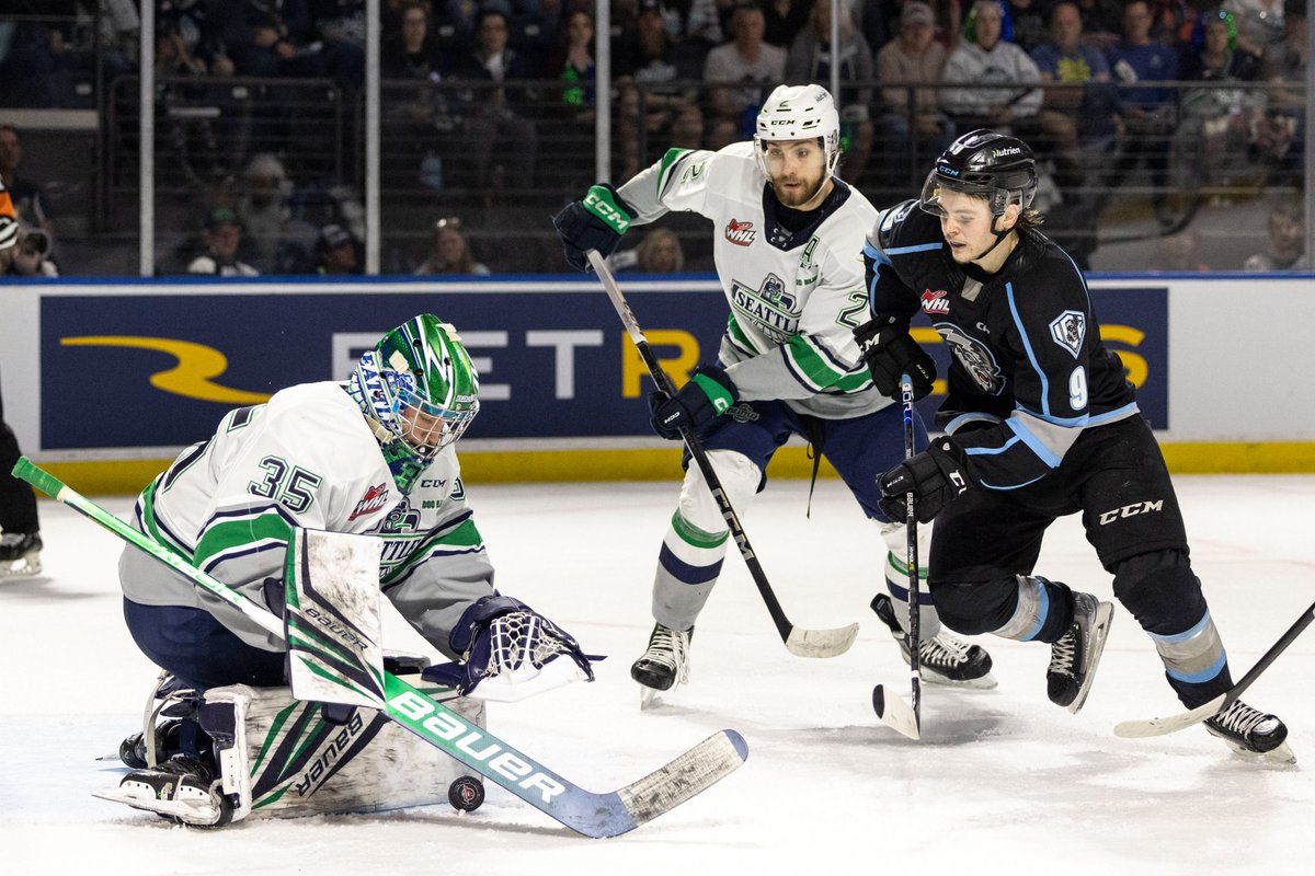 wolter_liz's tweet photo. CONGRATULATIONS! The @seattlethunderbirds WIN THE 2023 Western Hockey League CHAMPIONSHIP! Shot for @CirclingSports / @CSS_Futures.๐ท@wolter_liz
#BestInTheWest #WHLChampionship #WHL #SEAvWIN #WHLPlayoffs #WinnipegIce #SeattleThunderbirds #ThomasMilic #zackostapchuk #coltondach https://t.co/DmDCBt41vH