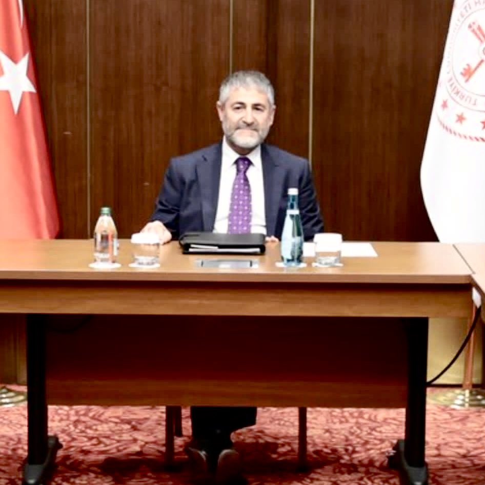 alimahir's tweet image. Nebati, hatırası büyük bir kravatla karşımızda.

Mesaj yerine ulaşmış mıdır?