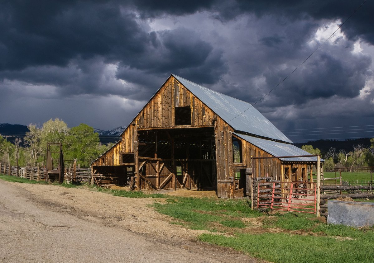 LostKatPhoto's tweet photo. Spring Storm Clouds, Colorado - New print in the shop! https://t.co/R6VJ19RYy4 #Colorado #naturePhotography #ruraltourism https://t.co/WRBvPF4017
