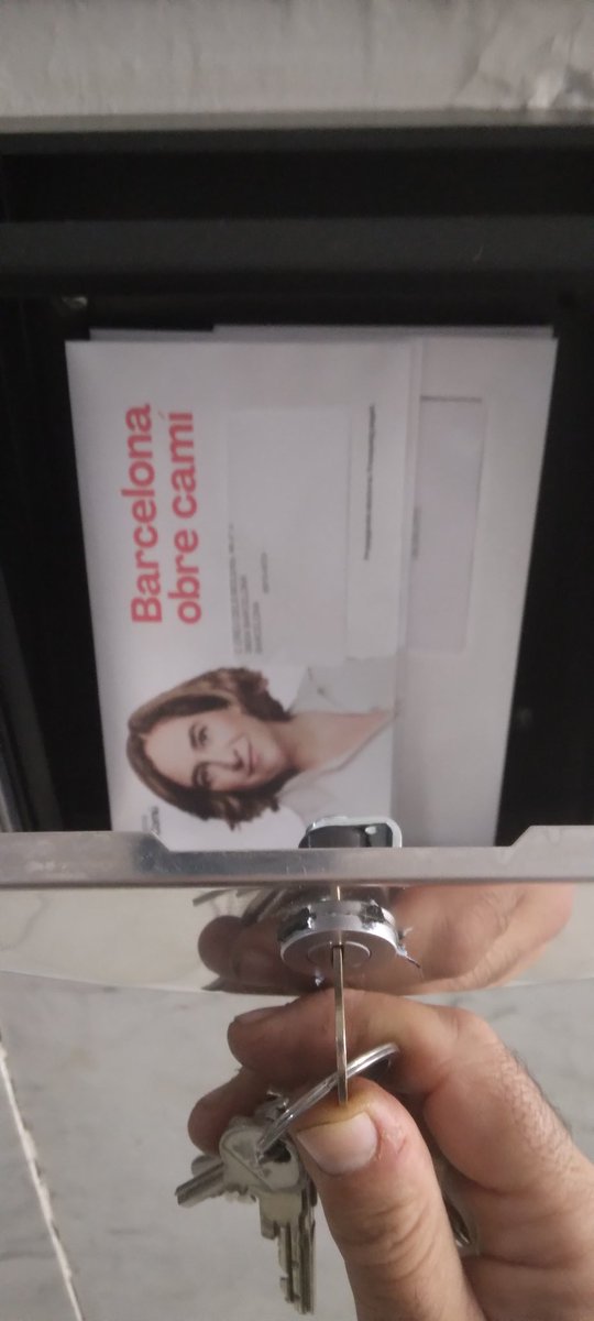 marcosgr72's tweet photo. Al abrir mi buzón ya pensaba en el color del container en el que va el papel...?. EUREKAAA !!!!, en el azul. Vaya manera de tirar el dinero #STOPColau #foracolau https://t.co/H1PjsYv1ga