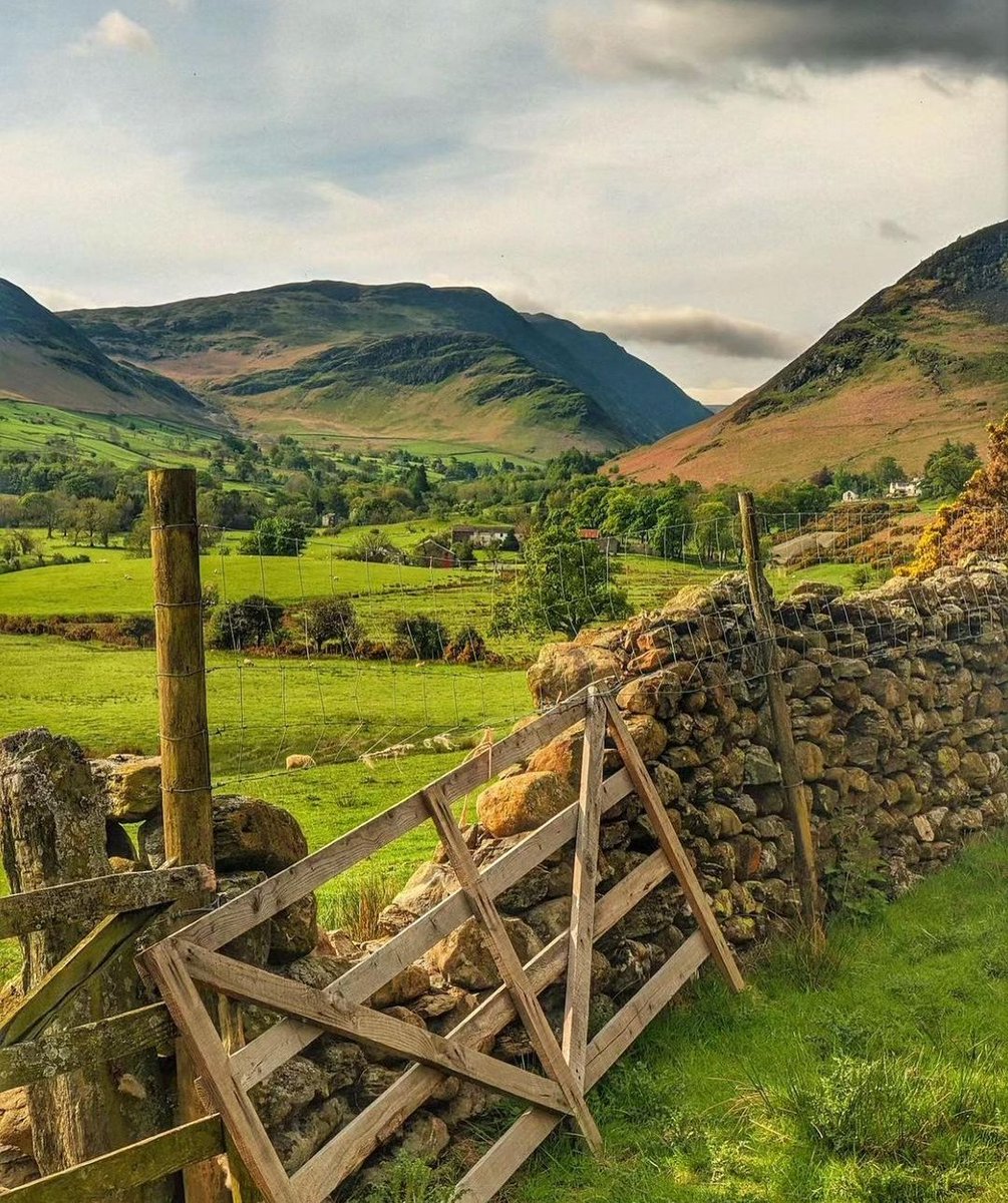 Gates, stones, fells & fields. Pretty much sums up most of the Lakeland views 🗻
Cracker by @peaksonysue

#thelakes100 #hillwalking #lakedistrictnationalpark #LakeDistrict #nature #explore #roadTrip #life #fells #keswick #bowness #grasmere #wasdale #vanlife