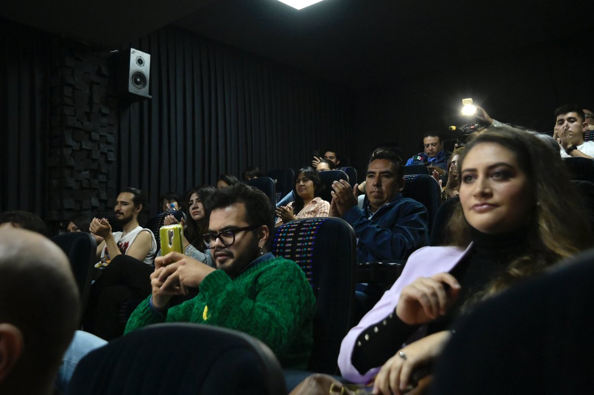 facultaddecine's tweet photo. #Noticias 📰📣

En compañía de nuestros amigos de @24RisasXSeg , este sábado recibimos a Carlos Cuarón, director de cine y guionista para homenajear su trayectoria que ha marcado al cine nacional. 🎞️🇲🇽

Lee la nota aquí 👉 https://t.co/Bw6TfhcdSh

#FacultadDeCine #CarlosCuarón https://t.co/lBVLBD8Kxx