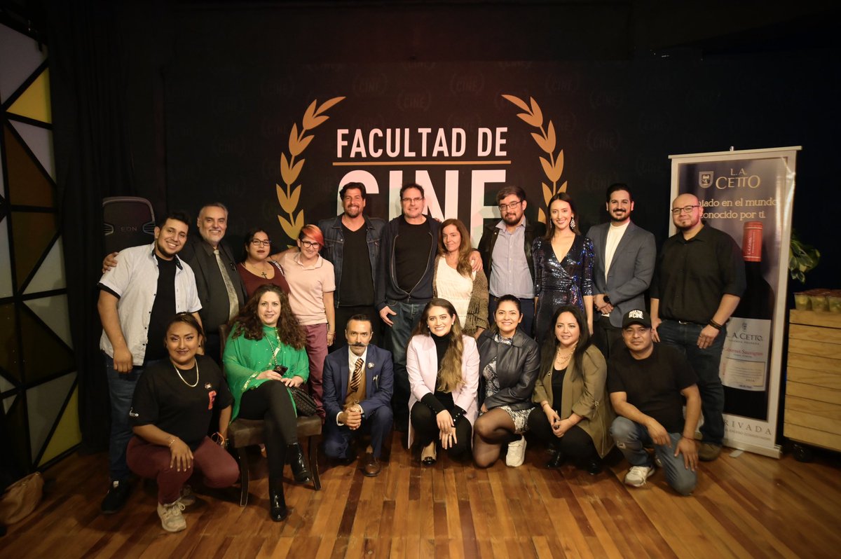 facultaddecine's tweet photo. #Noticias 📰📣

En compañía de nuestros amigos de @24RisasXSeg , este sábado recibimos a Carlos Cuarón, director de cine y guionista para homenajear su trayectoria que ha marcado al cine nacional. 🎞️🇲🇽

Lee la nota aquí 👉 https://t.co/Bw6TfhcdSh

#FacultadDeCine #CarlosCuarón https://t.co/lBVLBD8Kxx