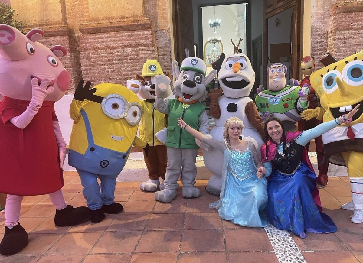 Ya conocéis muchos de nuestros pasacalles y aunque estamos trabajando en las nuevas incorporaciones de este año, este verano seguro que los ves por las calles de tu municipio. Todo un despliegue de música, alegría y colorido para las fiestas más divertidas.

#activasur #animacion