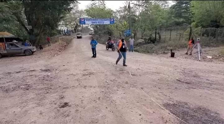 TVMASSB1's tweet photo. Este día inicia el proyecto de pavimentación de la carretera que de rio Hondo conduce a Guacamaya, Gualala, S.B donde se contó con la presencia del vice-presidente del congreso. 

Otra ves no invitaron al alcalde del municipio de Gualala, electo democráticamente por el pueblo. https://t.co/klmTNwRxci
