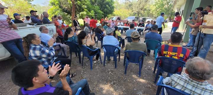 TVMASSB1's tweet photo. Este día inicia el proyecto de pavimentación de la carretera que de rio Hondo conduce a Guacamaya, Gualala, S.B donde se contó con la presencia del vice-presidente del congreso. 

Otra ves no invitaron al alcalde del municipio de Gualala, electo democráticamente por el pueblo. https://t.co/klmTNwRxci