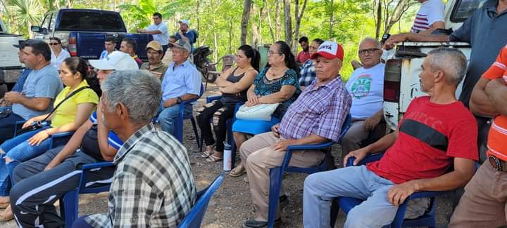 TVMASSB1's tweet photo. Este día inicia el proyecto de pavimentación de la carretera que de rio Hondo conduce a Guacamaya, Gualala, S.B donde se contó con la presencia del vice-presidente del congreso. 

Otra ves no invitaron al alcalde del municipio de Gualala, electo democráticamente por el pueblo. https://t.co/klmTNwRxci