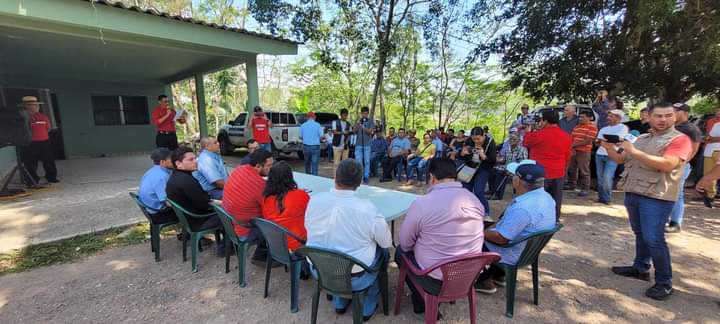 TVMASSB1's tweet photo. Este día inicia el proyecto de pavimentación de la carretera que de rio Hondo conduce a Guacamaya, Gualala, S.B donde se contó con la presencia del vice-presidente del congreso. 

Otra ves no invitaron al alcalde del municipio de Gualala, electo democráticamente por el pueblo. https://t.co/klmTNwRxci