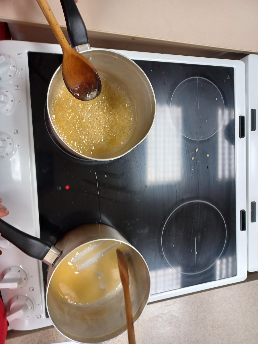 Creative_MsE's tweet photo. Year 10s today, making honeycomb. Impressive. #food #honeycomb #FPN #FoodGCSE https://t.co/ZTC53cVsxz