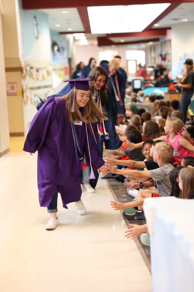 daniellegrad09's tweet photo. Thanks @RidgeviewKISD for making our seniors feel special today at the Senior Walk!
#CelebrateKISD
#KISDGrad23 https://t.co/5cVXIZ249H