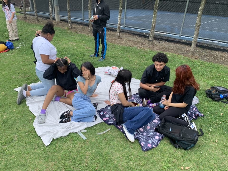 HS_Ahead_HISD's tweet photo. We are celebrating our 8th graders this week and today we kicked off the week with the 8th grade picnic at Emancipation Park. Thank you to @Houstonbubble and @UHDSIGMAS for coming out and supporting our scholars today! @jJohnFlowers @MistahCarter_ @MsLyndersay @PaulaHisd https://t.co/lOHdq32wQu