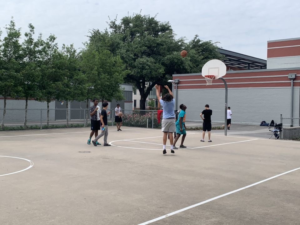 HS_Ahead_HISD's tweet photo. We are celebrating our 8th graders this week and today we kicked off the week with the 8th grade picnic at Emancipation Park. Thank you to @Houstonbubble and @UHDSIGMAS for coming out and supporting our scholars today! @jJohnFlowers @MistahCarter_ @MsLyndersay @PaulaHisd https://t.co/lOHdq32wQu