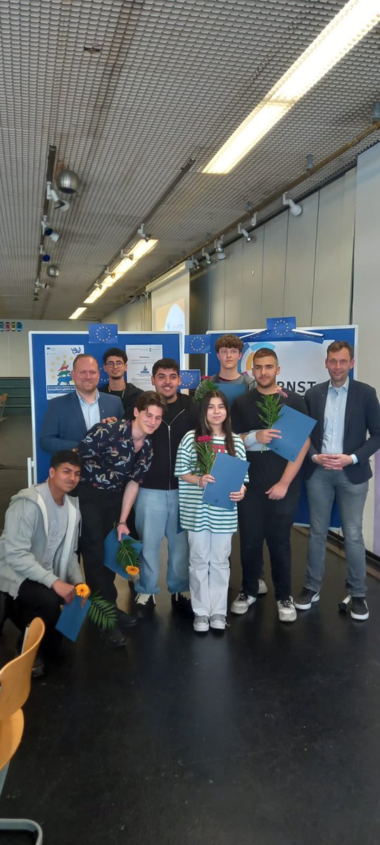 BenjaminFritz19's tweet photo. Heute hatte ich die Ehre gemeinsam mit @torsten_kuehne und Schülerinnen und Schülern der @ERSchule über polit. Engagement von jungen Menschen in Europa zu diskutieren. Glückwunsch an alle Preisträger beim Europäischen Wettbewerb! Danke für die Einladung #wedding #ew2023 #schule https://t.co/gA27vL0YAA