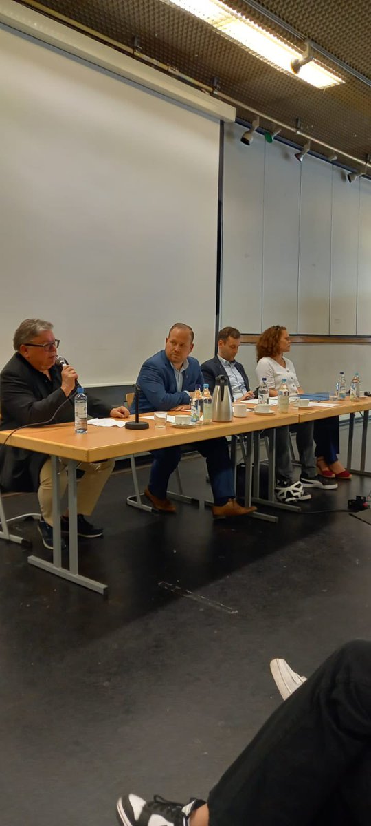 Heute hatte ich die Ehre gemeinsam mit <a href="/torsten_kuehne/">Torsten Kuehne</a> und Schülerinnen und Schülern der <a href="/ERSchule/">Ernst-Reuter-Schule</a> über polit. Engagement von jungen Menschen in Europa zu diskutieren. Glückwunsch an alle Preisträger beim Europäischen Wettbewerb! Danke für die Einladung #wedding #ew2023 #schule