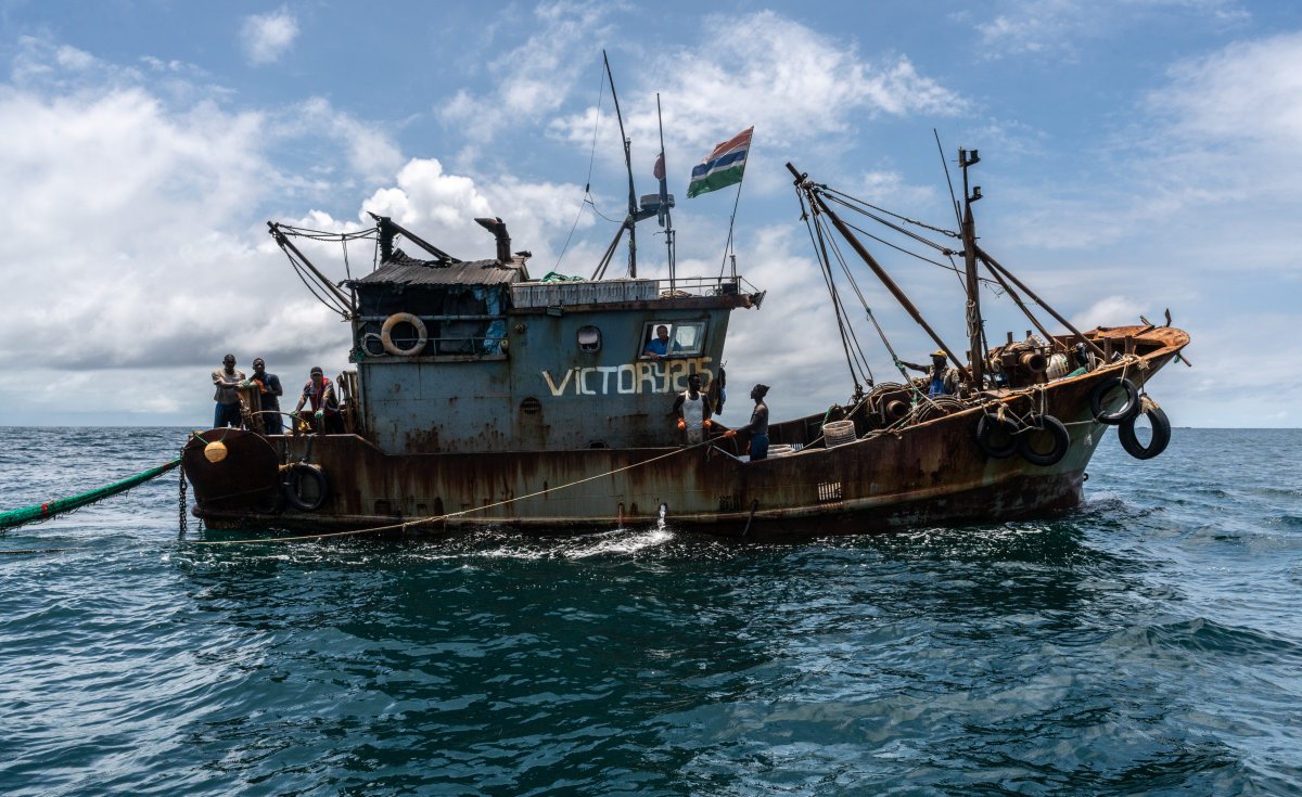 West African Fishmeal Factories Deplete Stocks, Pollute Water allafrica.com/view/group/mai… #Africa #Gambia #DispatchesFromTheOutlawOcean <a href="/ian_urbina/">Ian Urbina</a>