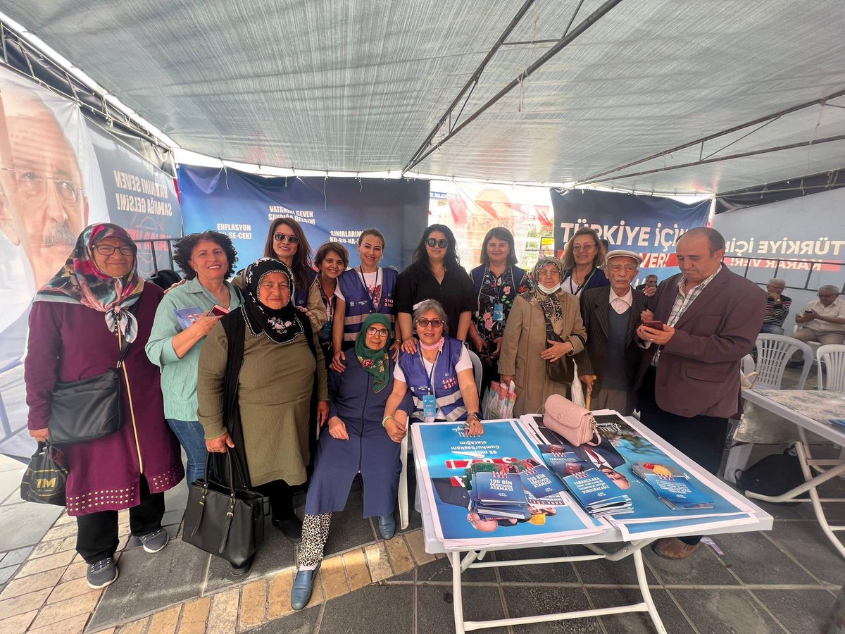 Toplumun her kesiminden kadınlarımız, pırıl pırıl gençlerimiz çadırımıza kadar gelip desteklerini açıklıyorlar. Bize olan inanç ve güveninizi boşa çıkarmayacağız. Sizlerden tek isteğimiz Türkiyemizin aydınlık geleceği için 28 Mayısta sandığa gidip oy vermeniz.