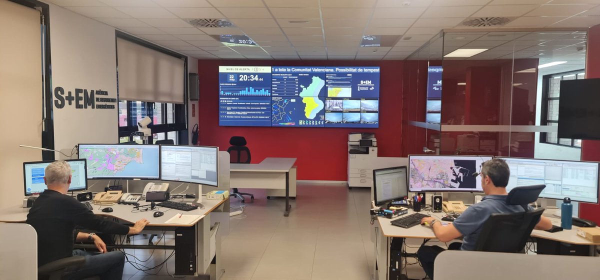 GVA112's tweet photo. 🚨🌧️Reunió tècnica en el Centre de Coordinació d'Emergències per a fer el seguiment i comprovar l'evolució de l'episodi de pluges que afecta la Comunitat Valenciana. 

🟠Recordem que està activada la preemergència nivell taronja per pluges a la província d'Alacant. 

📲Davant qualsevol emergència, el telèfon 112 atén les 24 hores del dia.