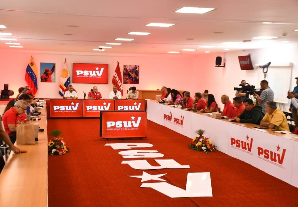 "A estas alturas nos conviene que haya elecciones primarias en la oposición porque eso va a contribuir muchísimo a las peleas internas de ellos", Diosdado Cabello. 

<a href="/dcabellor/">Diosdado Cabello R</a> 
#MaduroMásPueblo