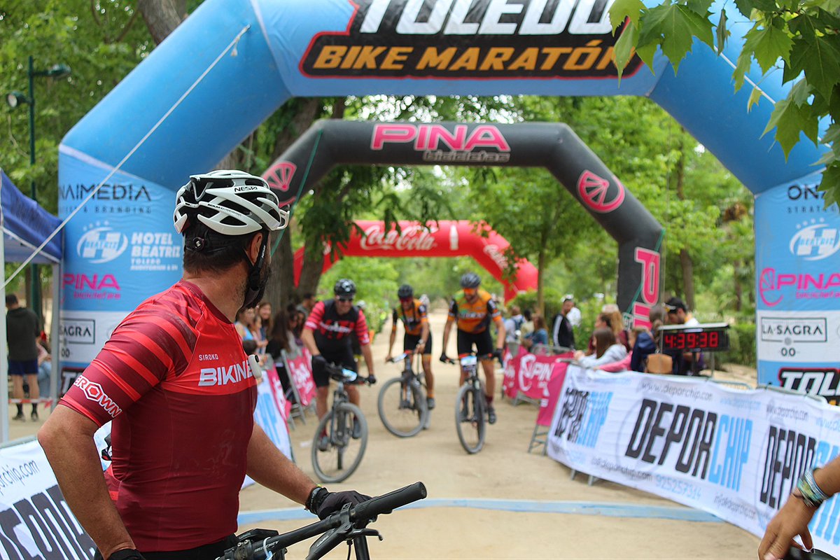 bikineros's tweet photo. La TONTUNA del #trackStand para entrar en meta 🤦🏻♂️
Este espectáculo de la naturaleza es sólo digno de #bikineros y en lugares muy especiales, como la #toledobikemaraton 😅
Pero qué bien lo pasamos este finde en Toledo amigos. Os queremos muchoooo 😘
#mtb #marchabtt https://t.co/DSlr2liohd