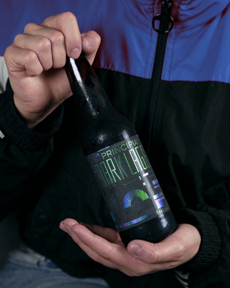 PrincipiaCraft's tweet photo. Dark Lager, una refrescante y ligera lager americana preparada científicamente para detonar notas de pan, caramelo y café en tu paladar.🍻

Arma tu pack por Whatsapp. https://t.co/bPZFf3T8nl o Amazon. https://t.co/NumCb3i3ZV https://t.co/pVRuP59MG5