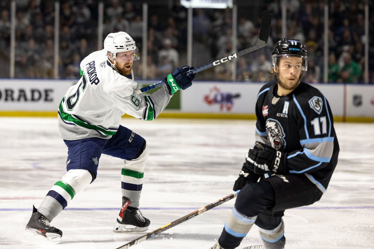 wolter_liz's tweet photo. CONGRATULATIONS! The @seattlethunderbirds WIN THE 2023 Western Hockey League CHAMPIONSHIP! Shot for @CirclingSports / @CSS_Futures.๐ท@wolter_liz
#BestInTheWest #WHLChampionship #WHL #SEAvWIN #WHLPlayoffs #SeattleThunderbirds #WinnipegIce #ZachBenson #ColtonDach #NicoMyatovic https://t.co/KjH5N6gnyK