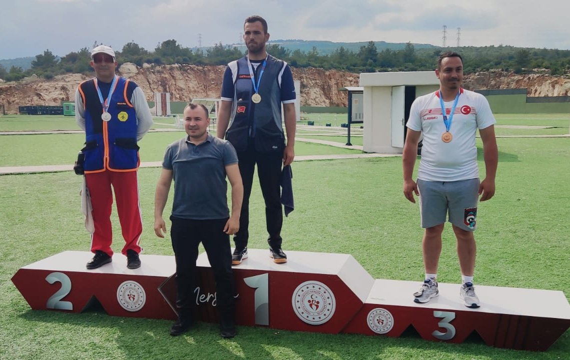 Erdemli Gençlik ve Spor İlçe Müdürümüz Ferhat KESKİN, @taf_1923 Mersin il Temsilcisi Ferhat GEÇİM ve Erdemli Atıcılık Poligonu Tesis Amiri Onur ERSOY tarafından verildi.

#GSB 
#MersinGSİM 
#SporŞehriMersin
#19Mayıs🇹🇷
#MeseleMemleketse
#YaşımHep19

@kasapoglu 
@gencliksporbak