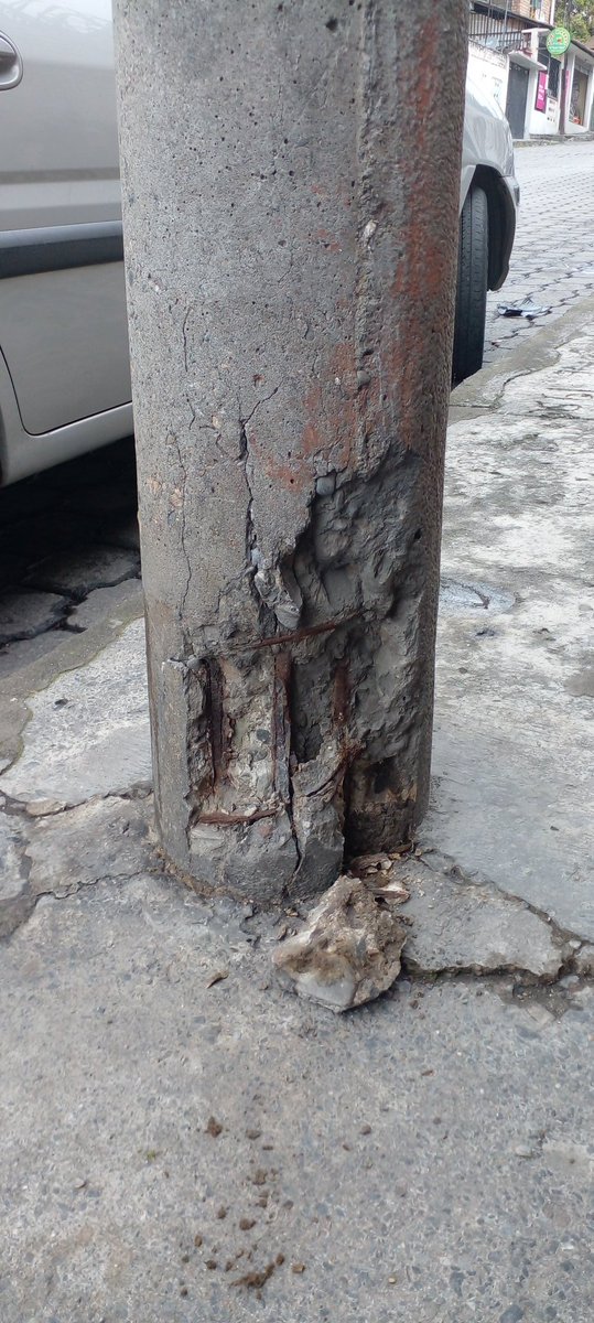 Geo35818244's tweet photo. @eerssaoficial por favor cambio de poste en la Maximiliano Rodriguez y Quitumbe esta carcomido en la base https://t.co/gpAnbGSiSl