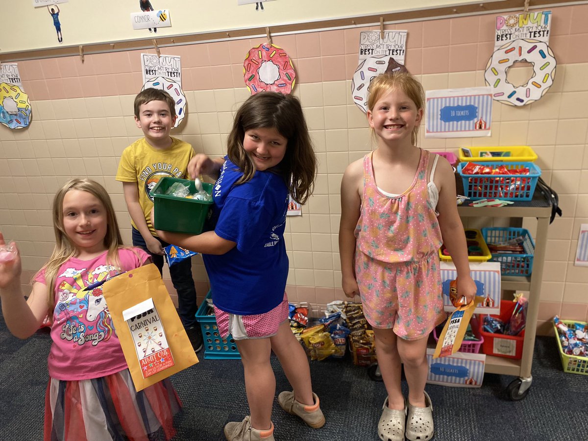 MrsPrudente's tweet photo. An exciting day for 3rd grade - choosing prizes from our pre-pssa carnival review day AND starting our end of year countdown with Popsicle Day! Make a hypothesis - which popsicle will melt the fastest? #makingmountaineermoments @GoMounts @Mr_Esbenshade https://t.co/9lSPVkR91f
