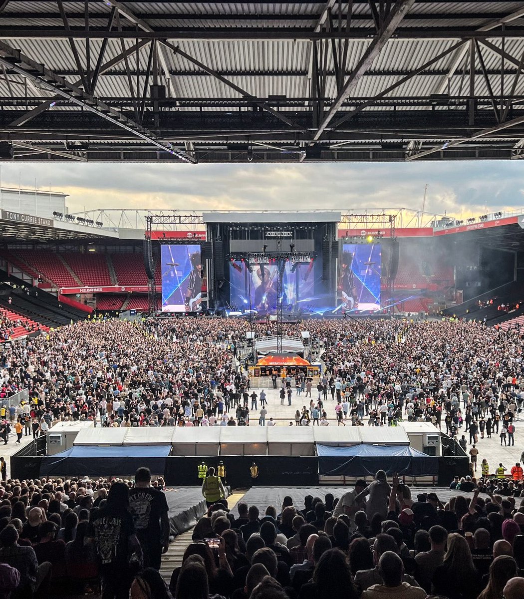 Beautiful Downtown Bramall Lane. 🏟️

<a href="/DefLeppard/">Def Leppard</a> x <a href="/MotleyCrue/">Mötley Crüe</a>. 🎶