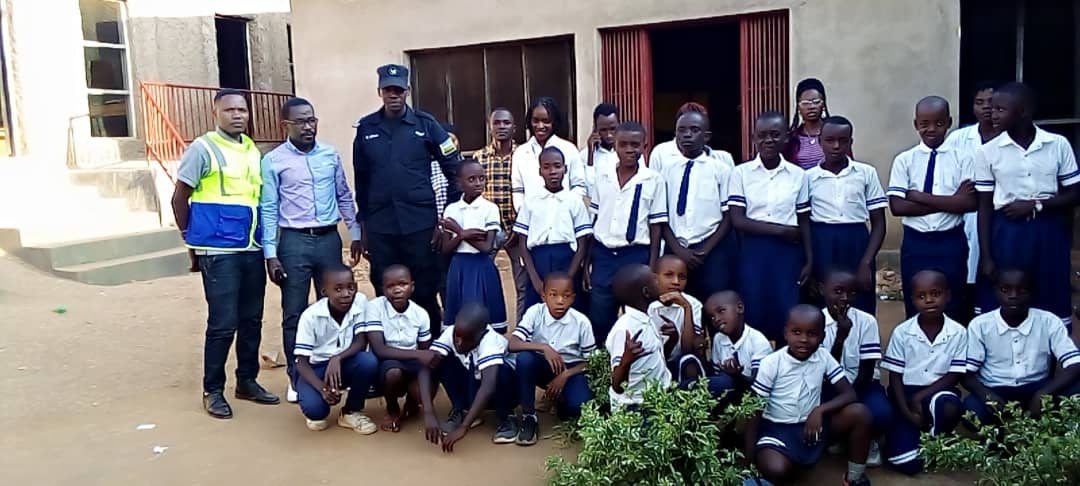 MimuliWa's tweet photo. 22/05/2023,mu ishuri rya #SunRightParent School hatanzwe ibiganiro ku banyeshuri :
#Uburenganzira bw'umwana
#Schooldropout
#Imirimo ibujijwe ikoreshwa abana
#Kurwanya ibiyobyabwenge
#Inda zitateganijwe ziterwa abangavu
#Ubukoranabushake
@Hashyizwho club y'abakoranabushake. https://t.co/5FPcPpM35w
