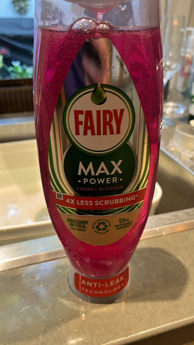 Bs8Living's tweet photo. @ProcterGamble I like the idea but you need the nimble fingers of an elf to peel off the seal! Please consider a longer, more tactile tab for #fairypowermax. Thanks! https://t.co/DyrKAezfWC